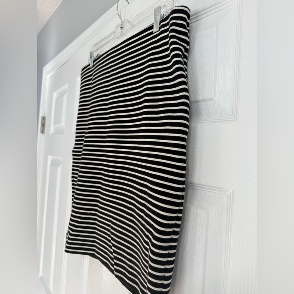 LOFT Size Large Black and white stripe pencil skirt